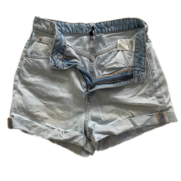 H&M DIVIDED Women’s Light Wash Denim Shorts - Size 6 - Picture 2 of 8